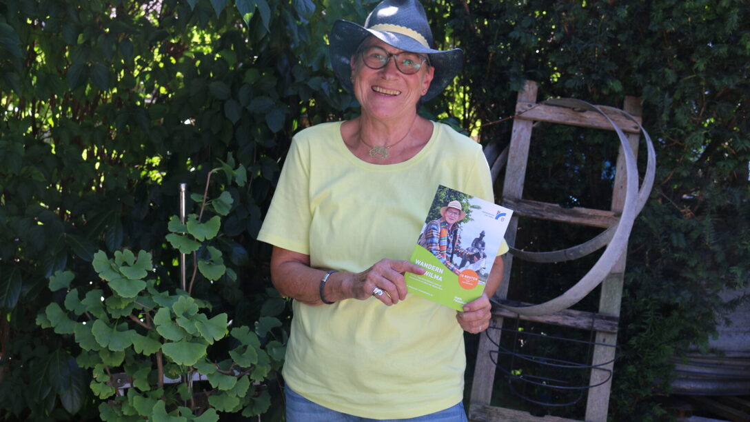 Wilma Held mit Wanderführer "Wandern mit Wilma"