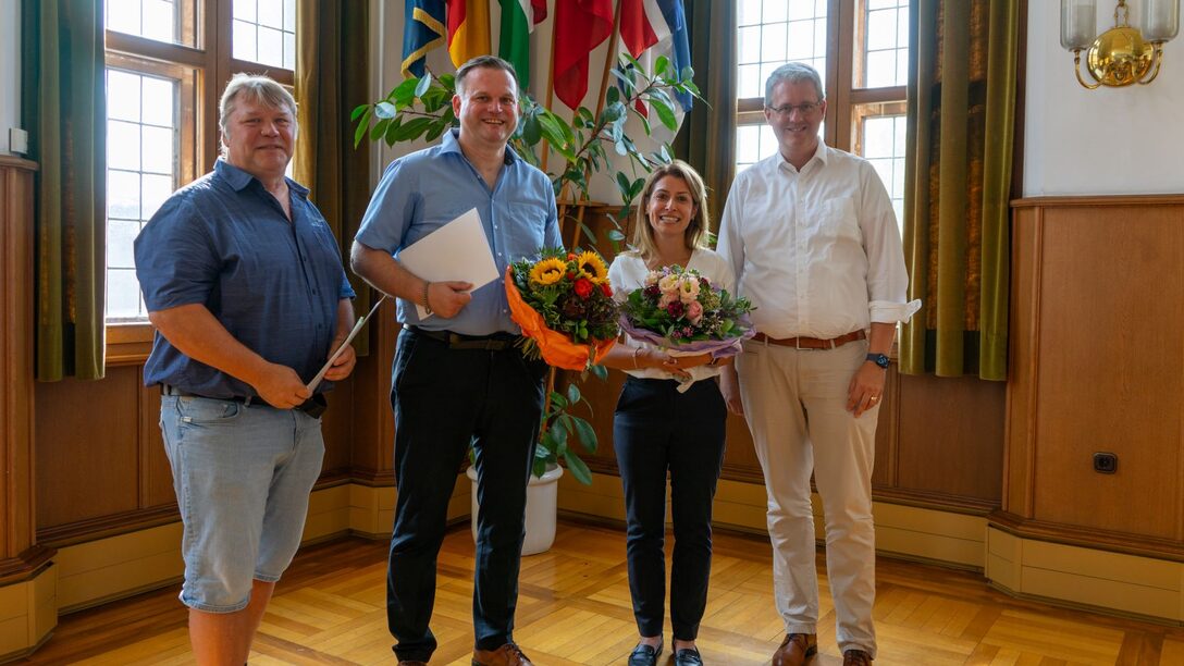 Die Jubiliare Jürgen Schneider, Simon Kunej, Ahu Kilic und Oberbürgermeister Patrick Burghardt im Trauzimmer.