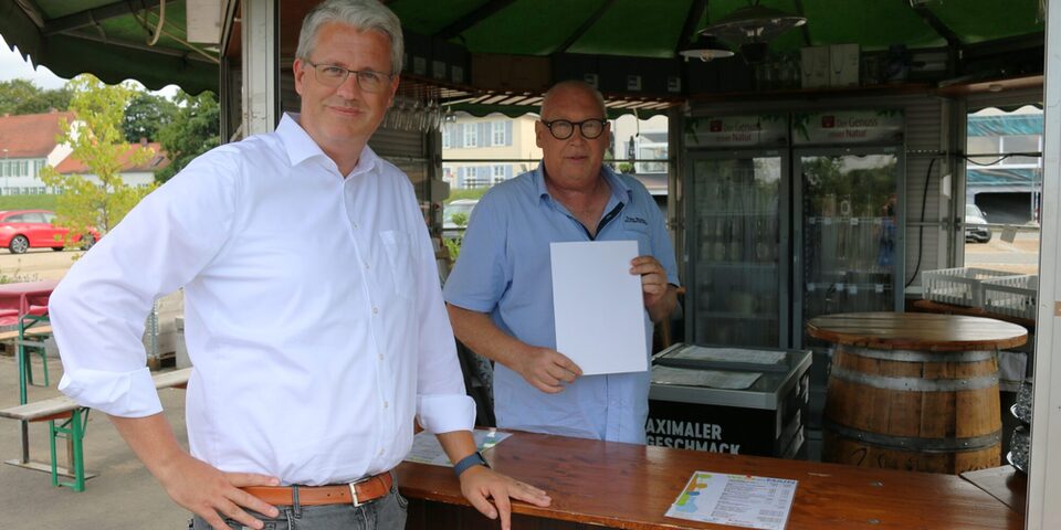 Oberbürgermeister Patrick Burghardt hat Gerd Oberfrank den Pachtvertrag überreicht.