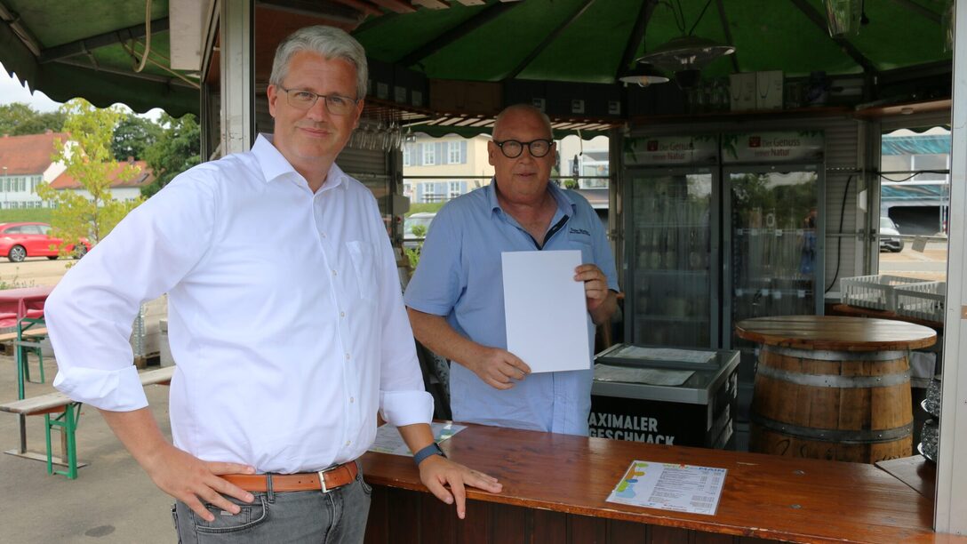 Oberbürgermeister Patrick Burghardt hat Gerd Oberfrank den Pachtvertrag überreicht.