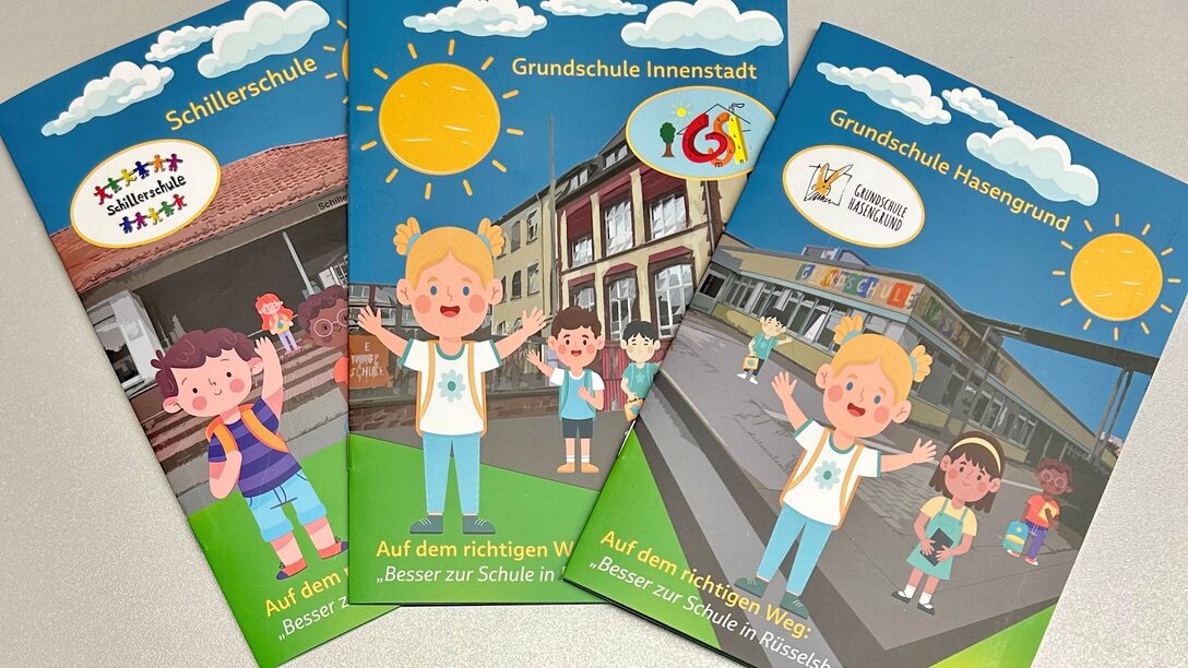 Die drei Titelbilder der Broschüren mit Kindern auf dem Schulweg