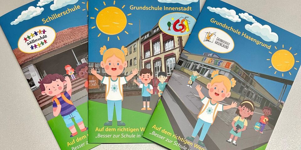 Die drei Titelbilder der Broschüren mit Kindern auf dem Schulweg