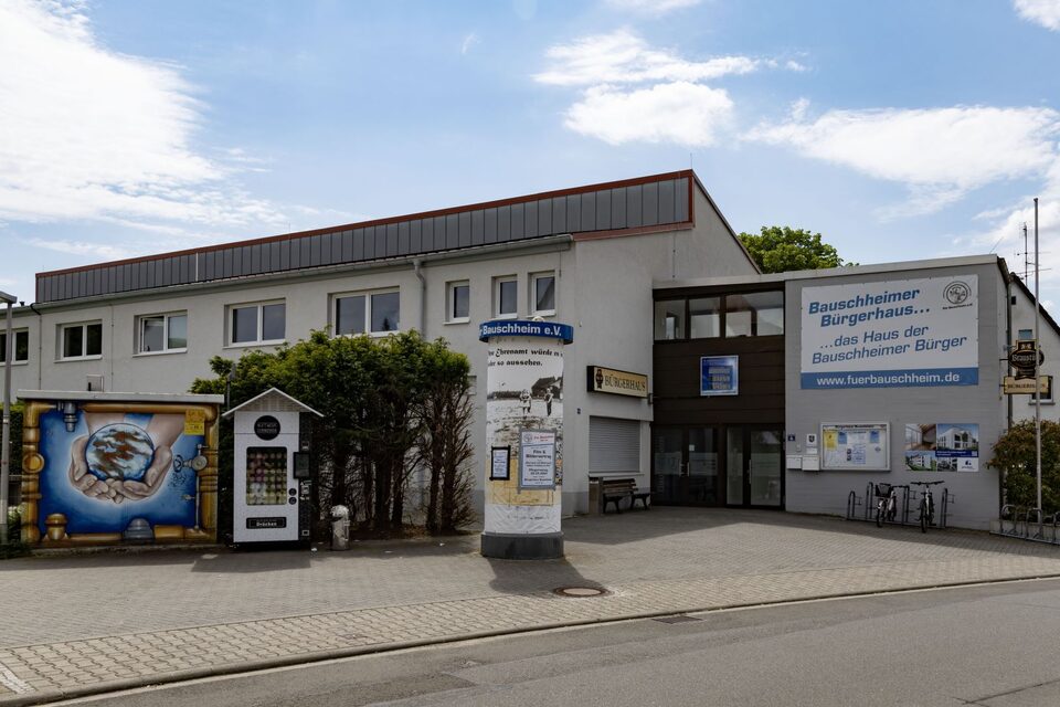 Außenansicht des Bürgerhaus Bauschheim. Blick von der Straße zum Haupteingang.