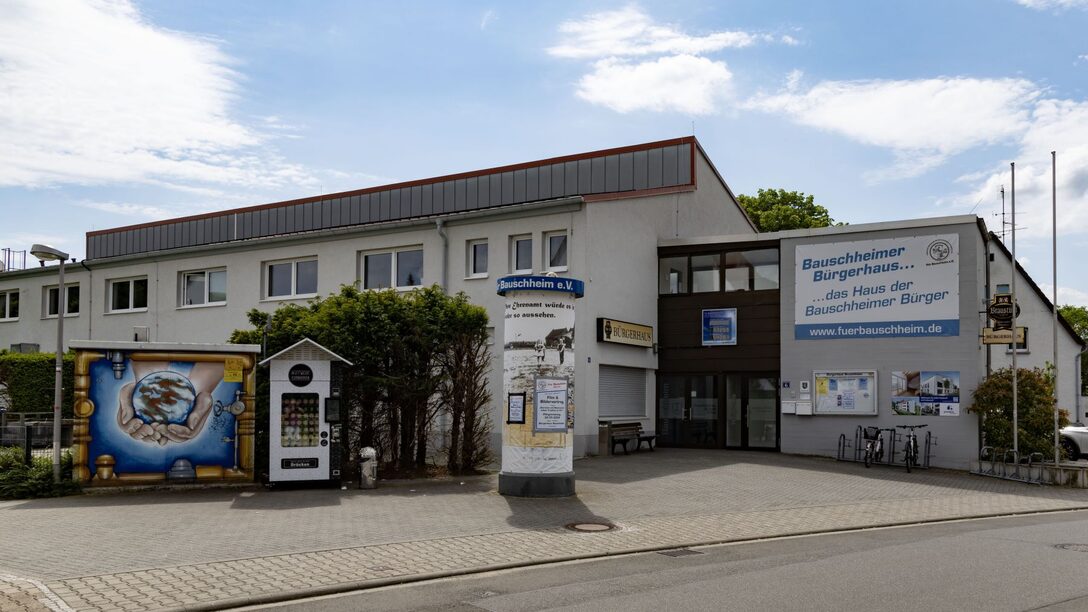 Außenansicht des Bürgerhaus Bauschheim. Blick von der Straße zum Haupteingang.