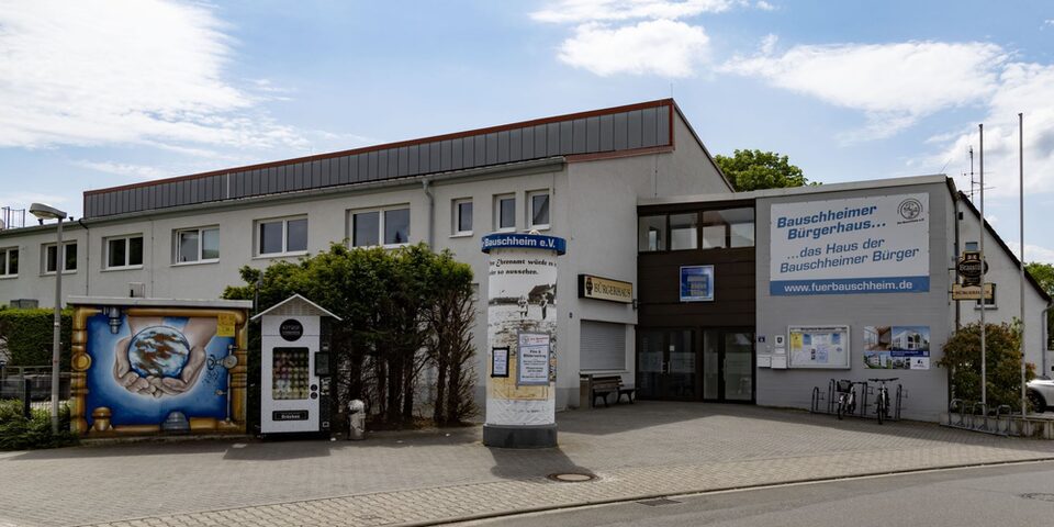 Außenansicht des Bürgerhaus Bauschheim. Blick von der Straße zum Haupteingang.