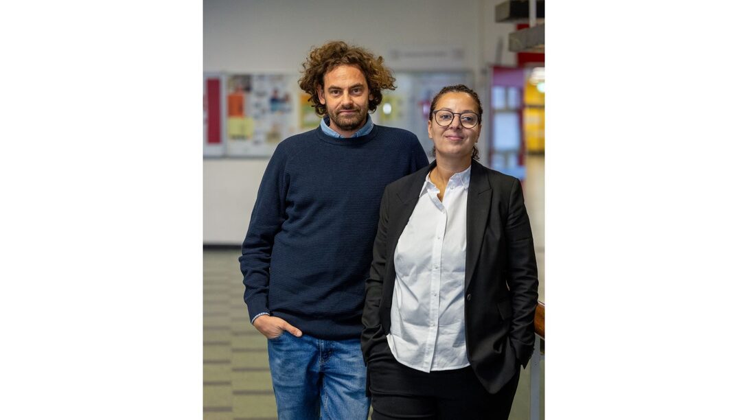 Shai Hoffmann und Jouanna Hassoun blicken locker in die Kamera.