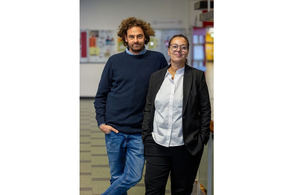 Shai Hoffmann und Jouanna Hassoun blicken locker in die Kamera.