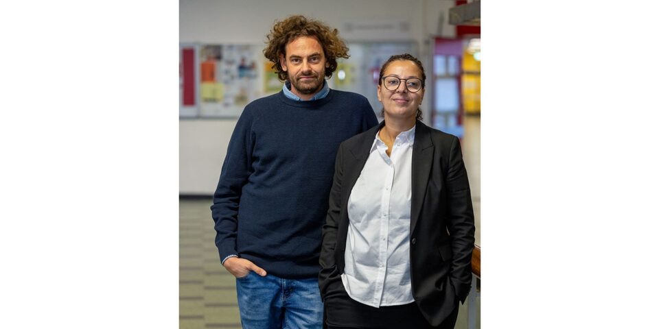 Shai Hoffmann und Jouanna Hassoun blicken locker in die Kamera.