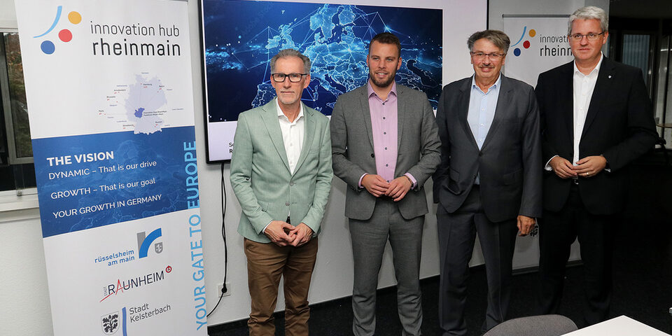 Stephan Wittekind, David Rendel, Manfred Ockel und Oberbüergemeister Patrick Burghardt stehen vor Präsentation mit dem Titel "Your gate to europe"