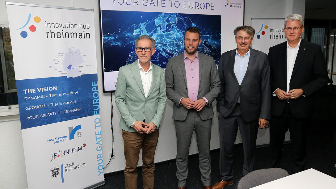 Stephan Wittekind, David Rendel, Manfred Ockel und Oberbüergemeister Patrick Burghardt stehen vor Präsentation mit dem Titel "Your gate to europe"