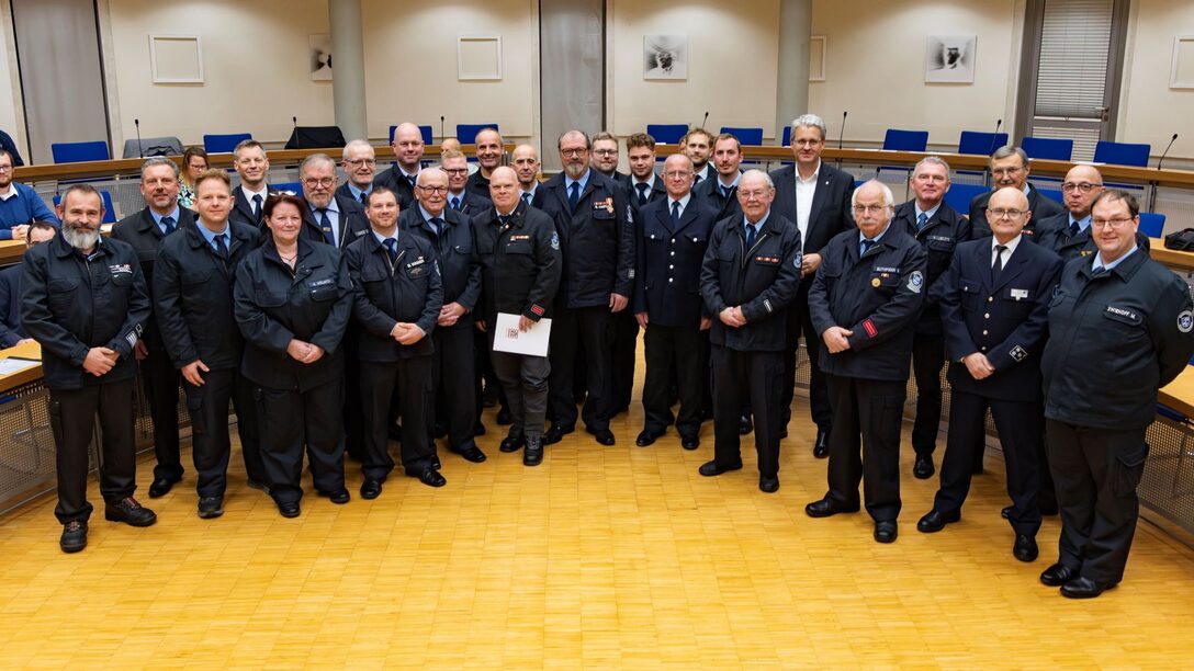 Gruppenfoto der geehrten Feuerwehrmänner und -frauen mit Oberbürgermeister Patrick Burghardt im Ratssaal des Rathauses.