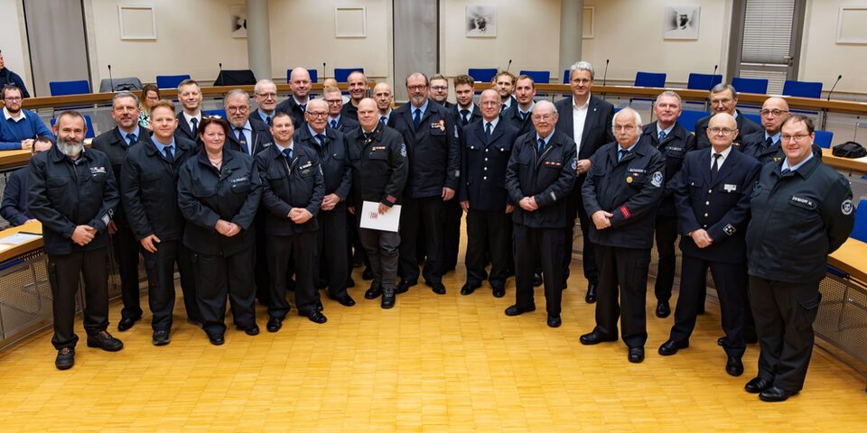 Gruppenfoto der geehrten Feuerwehrmänner und -frauen mit Oberbürgermeister Patrick Burghardt im Ratssaal des Rathauses.