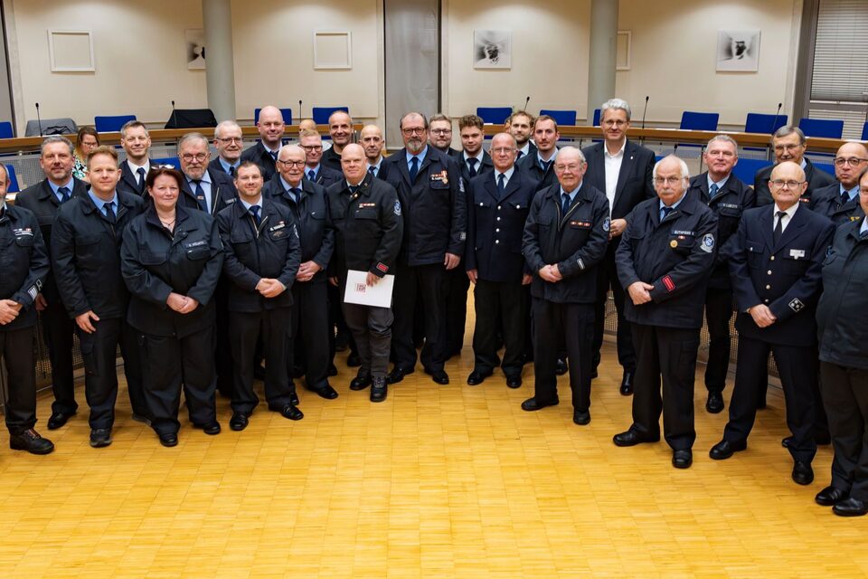 Gruppenfoto der geehrten Feuerwehrmänner und -frauen mit Oberbürgermeister Patrick Burghardt im Ratssaal des Rathauses.