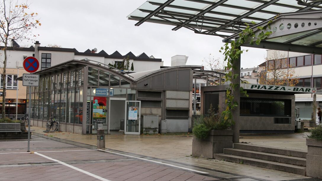 Blick auf den Löwenplatz und das Gebäude zum Parkhaus-Eingang