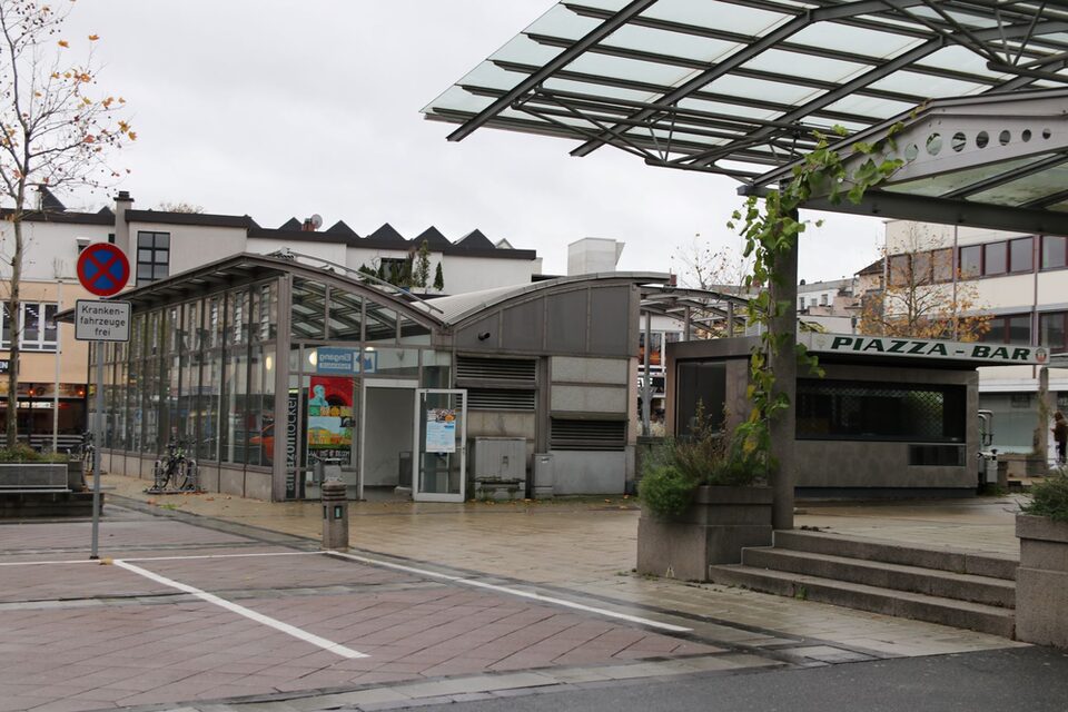 Blick auf den Löwenplatz und das Gebäude zum Parkhaus-Eingang