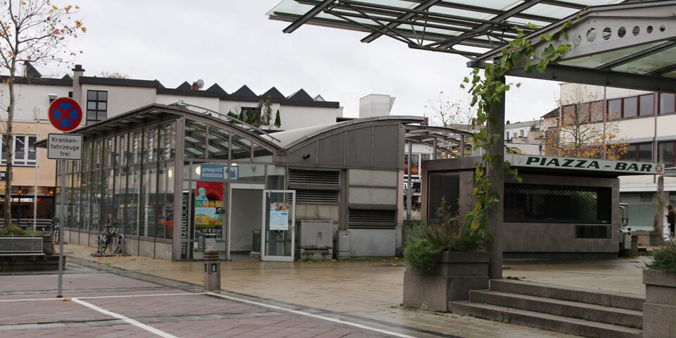 Blick auf den Löwenplatz und das Gebäude zum Parkhaus-Eingang