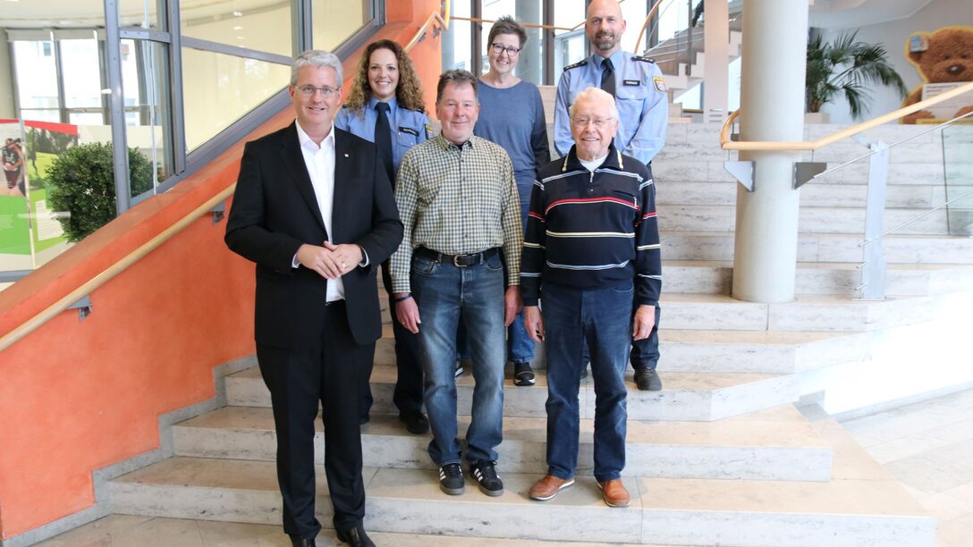 Oberbürgermeister Patrick Burghardt mit Thorsten Drews, Gerhard Gerbig, Judith Schwarz, Doro Hofmann und Christian Thomas auf der Treppe vor der Rathaus-Rotunde.