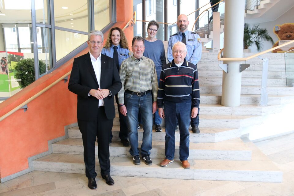 Oberbürgermeister Patrick Burghardt mit Thorsten Drews, Gerhard Gerbig, Judith Schwarz, Doro Hofmann und Christian Thomas auf der Treppe vor der Rathaus-Rotunde.