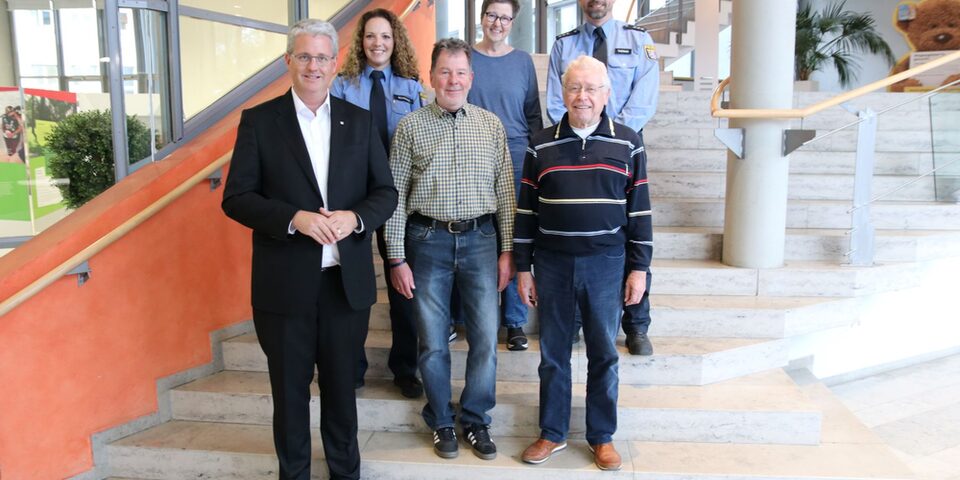 Oberbürgermeister Patrick Burghardt mit Thorsten Drews, Gerhard Gerbig, Judith Schwarz, Doro Hofmann und Christian Thomas auf der Treppe vor der Rathaus-Rotunde.