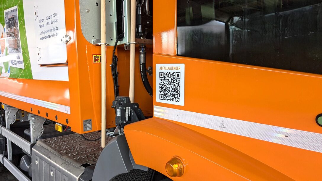 Foto: Auf einem Müllfahrzeug ist der QR-Code zum digitalen Abfallkalender.