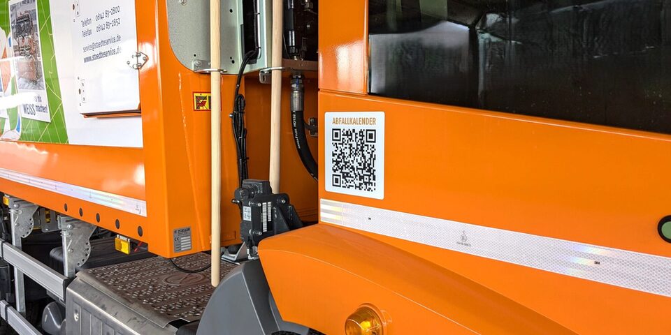 Foto: Auf einem Müllfahrzeug ist der QR-Code zum digitalen Abfallkalender.