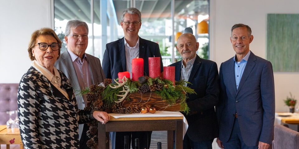 Die fünf Rathausspitzen Otti Geschka, Stefan Gieltowski, Patrick Burghardt, Norbert Winterstein und Udo Bausch stehen an einem Adventsgesteck.