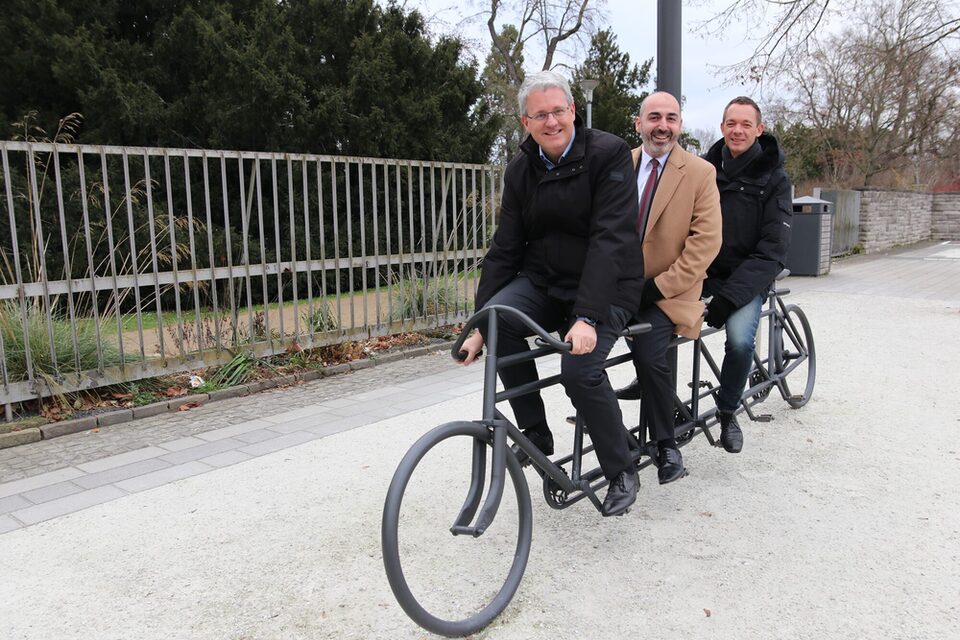 Das neue Dezernenten-Trio sitzt auf einer Nachbildung eines Quintuplets.