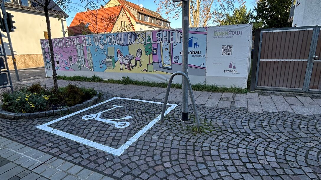 Markierungen für eine neue Parkzone in der Schulstraße