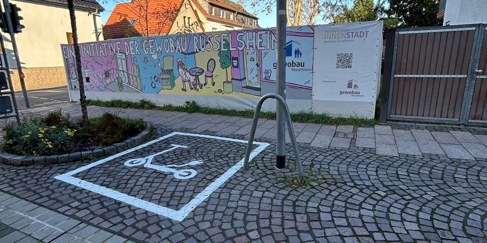 Markierungen für eine neue Parkzone in der Schulstraße