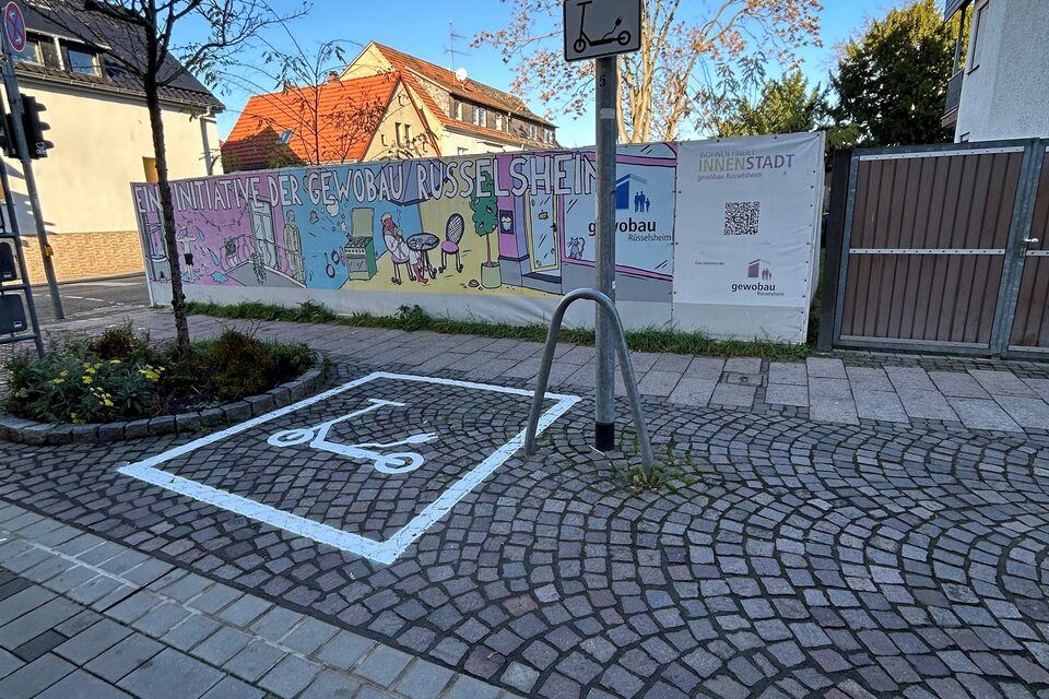 Markierungen für eine neue Parkzone in der Schulstraße