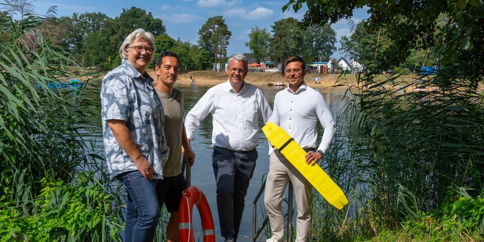 Auf dem Foto sind zu sehen (v.l.n.r.): Anette Tettenborn (Fachbereichsleitung Sport und Ehrenamt der Stadt), Martin Schwabe (Bäderverwaltung der Stadt), Oberbürgermeister Patrick Burghardt und Marcel Cezanne (Stellvertretender Bezirksvorsitzender DLRG Bezirk Rüsselsheim e.V.).