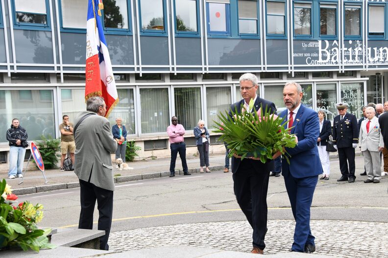 Oberbürgermeister Patrick Burghardt und Bürgermeister Guy Lefrand legen einen Kranz nieder.