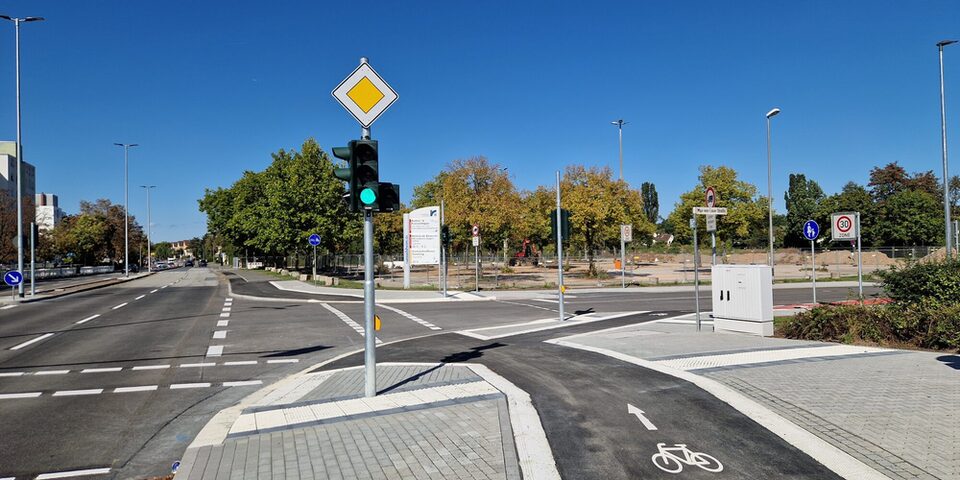 Ein neuer breiter Radweg an der Adam-Opel-Straße