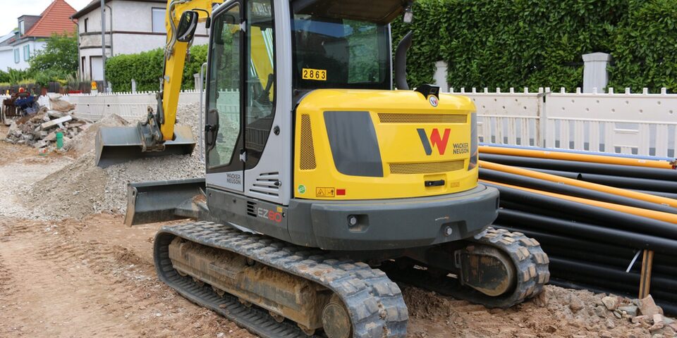 Ein Bagger verschiebt Erde bei Kanalarbeiten im Ramsee