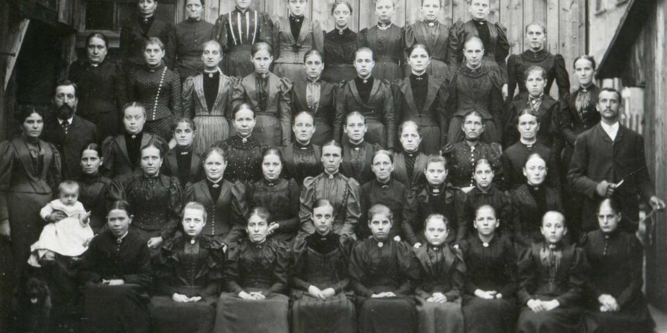 Das Bild zeigt Arbeiterinnen der Hasenhaarschneiderei.