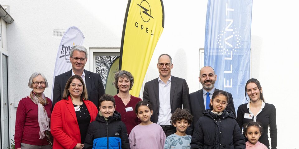 Vertreterinnen und Vertreter des Sozialunternehmens SPV, Stellantis, der Stadt und Kinder bei der Eröffnung des Bildungszentrums.