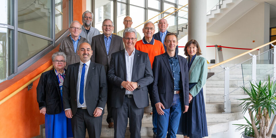 Die elf ehrenamtlichen und hauptamtlichen Magistratsmitglieder stehen auf einer Treppe.