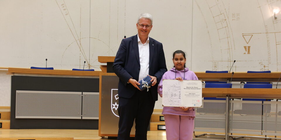 OB Burghardt und Preisträgerin Safa Amin im Ratsaal