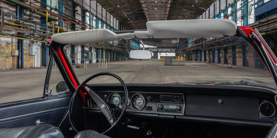 Roter Opel Rekord steht in der Opel Schmiede. Ansicht vom Rücksitz auf das Armaturen-Brett.