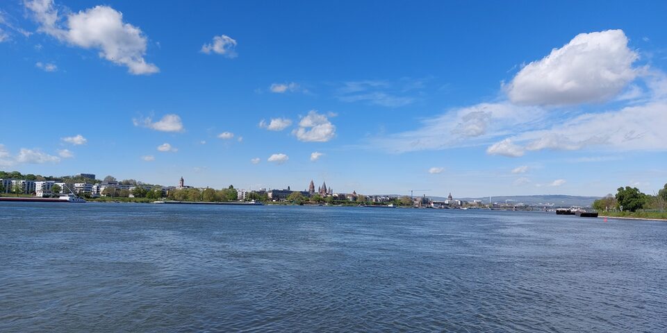 Blick von der Main-Spitze auf Mainz