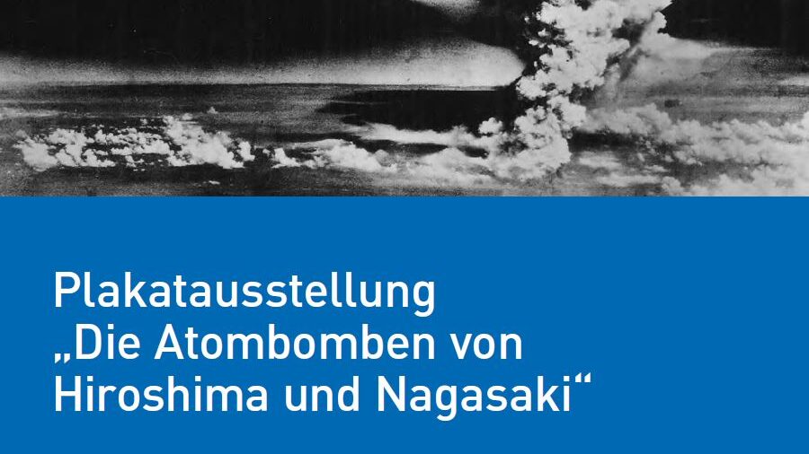 Foto aus der Plakatausstellung "Die Atombomben von Hiroshima und Nagasaki", das Atombombenexplosion zeigt.