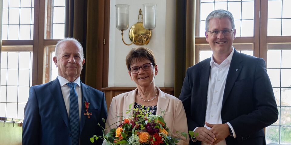 Werner Stahl (links) erhält das Bundesverdienstkreuz