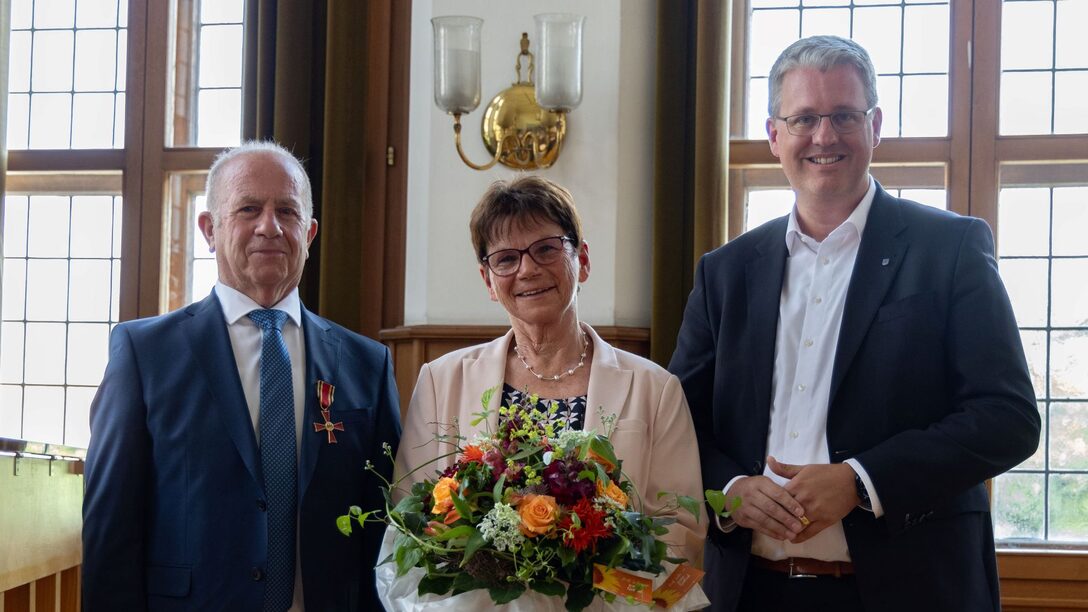 Werner Stahl (links) erhält das Bundesverdienstkreuz