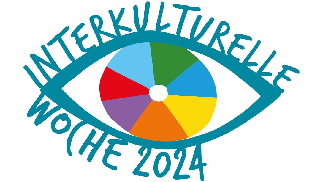 Buntes Logo der Interkulturellen Wochen 2024. Abstraktes Auge und bunte Linse.