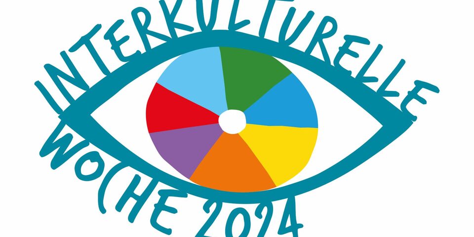 Buntes Logo der Interkulturellen Wochen 2024. Abstraktes Auge und bunte Linse.