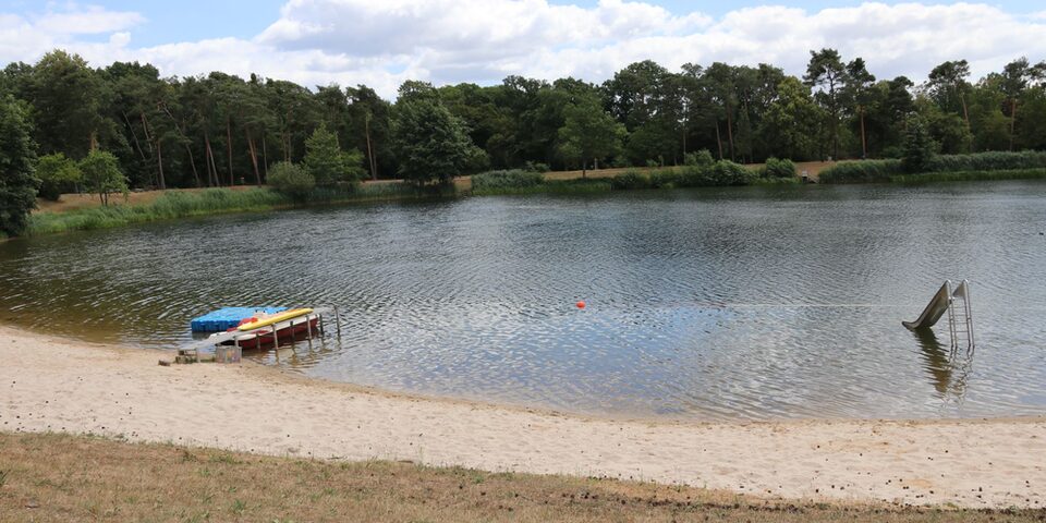 Waldschwimmbad in Rüsselsheim am Main. Blick auf den See.