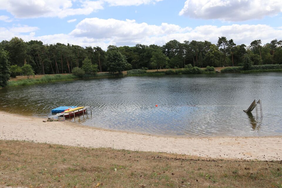Waldschwimmbad in Rüsselsheim am Main. Blick auf den See.