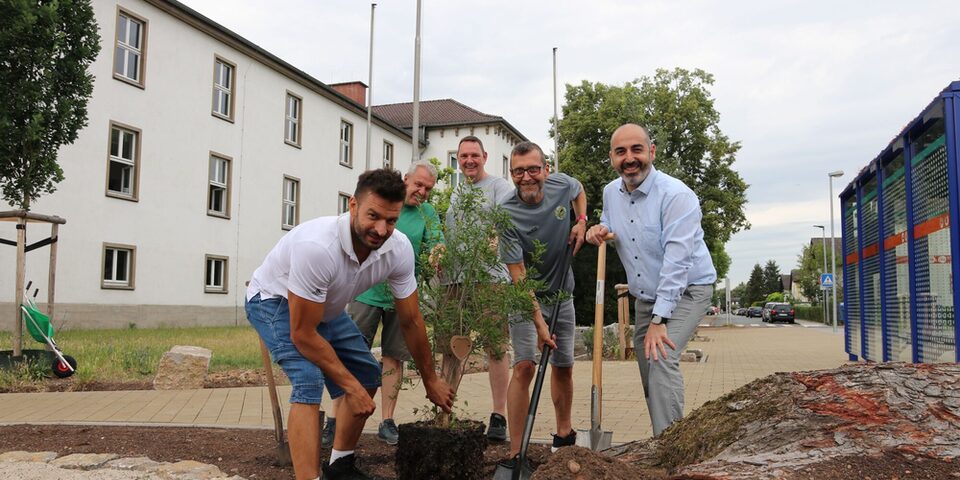 Pflanzung des Baumes durch: von links nach rechts: Maximilian Henkelmann und Hartmut Hebling von der städtischen Grünplanung, Schulhausverwalter Alexander Bekkenk, Schulleiter Jens-Peter Krämer und Bürgermeister Murat Karakaya.