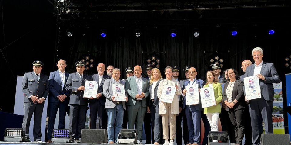 Oberbürgermeister Patrick Burghardt bei der Würdigung der sechs Pilotkommunen im Rahmen der Initiative „KOMPASSbahnhof“.