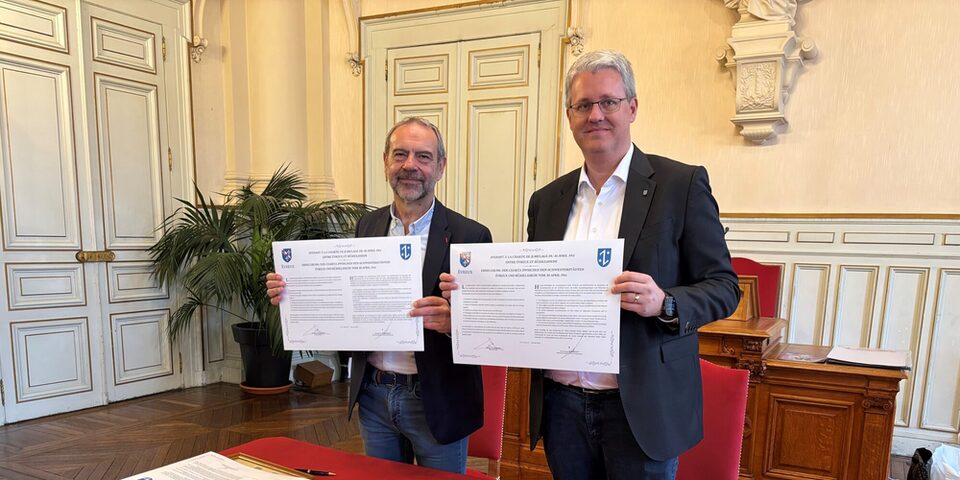 Oberbürgermeister Patrick Burghardt und Bürgermeister Guy Lefrand bei der Unterzeichnung der Charta